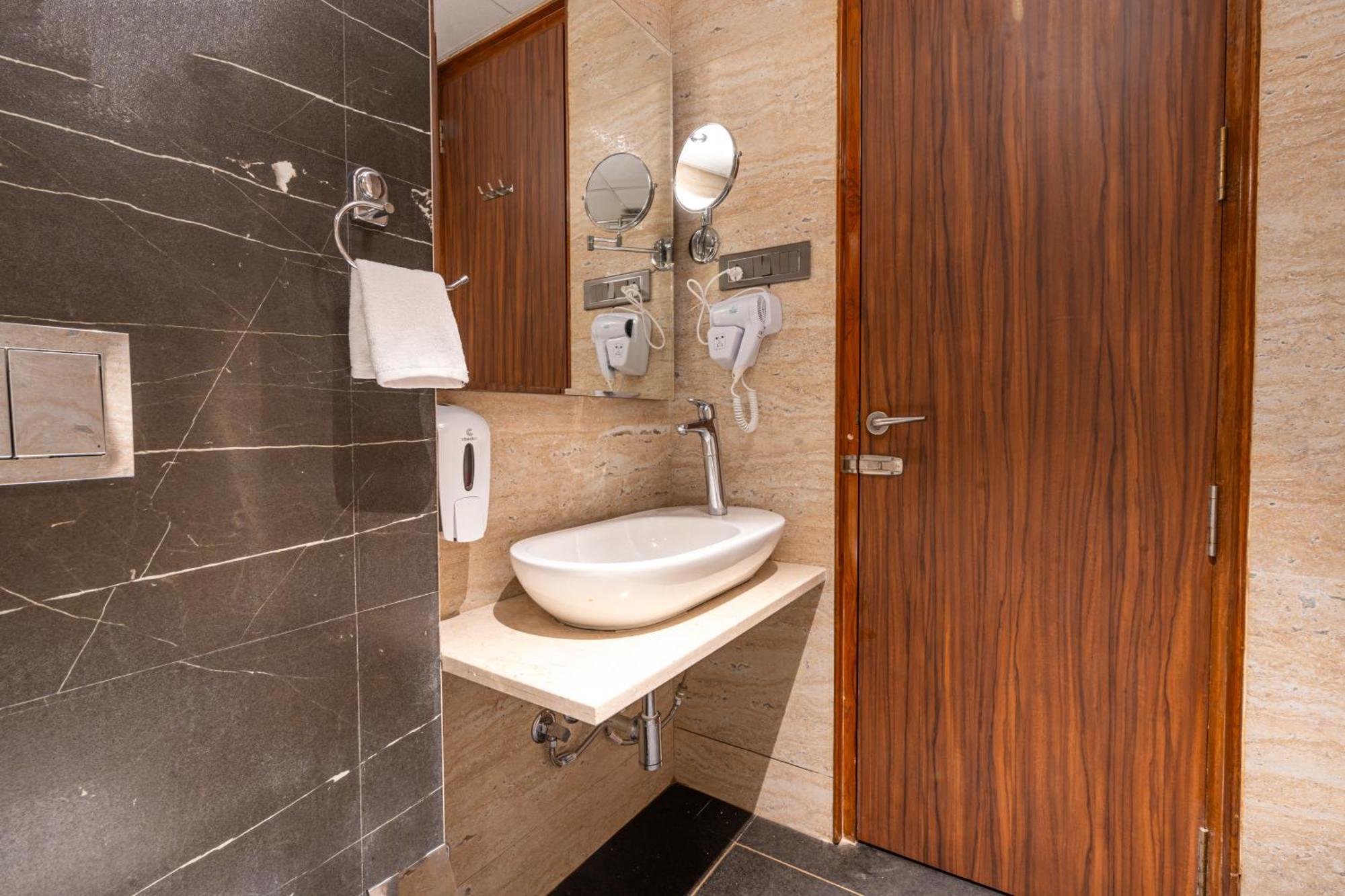Treebo Premium Heritage Grand -Majiwada ثين المظهر الخارجي الصورة