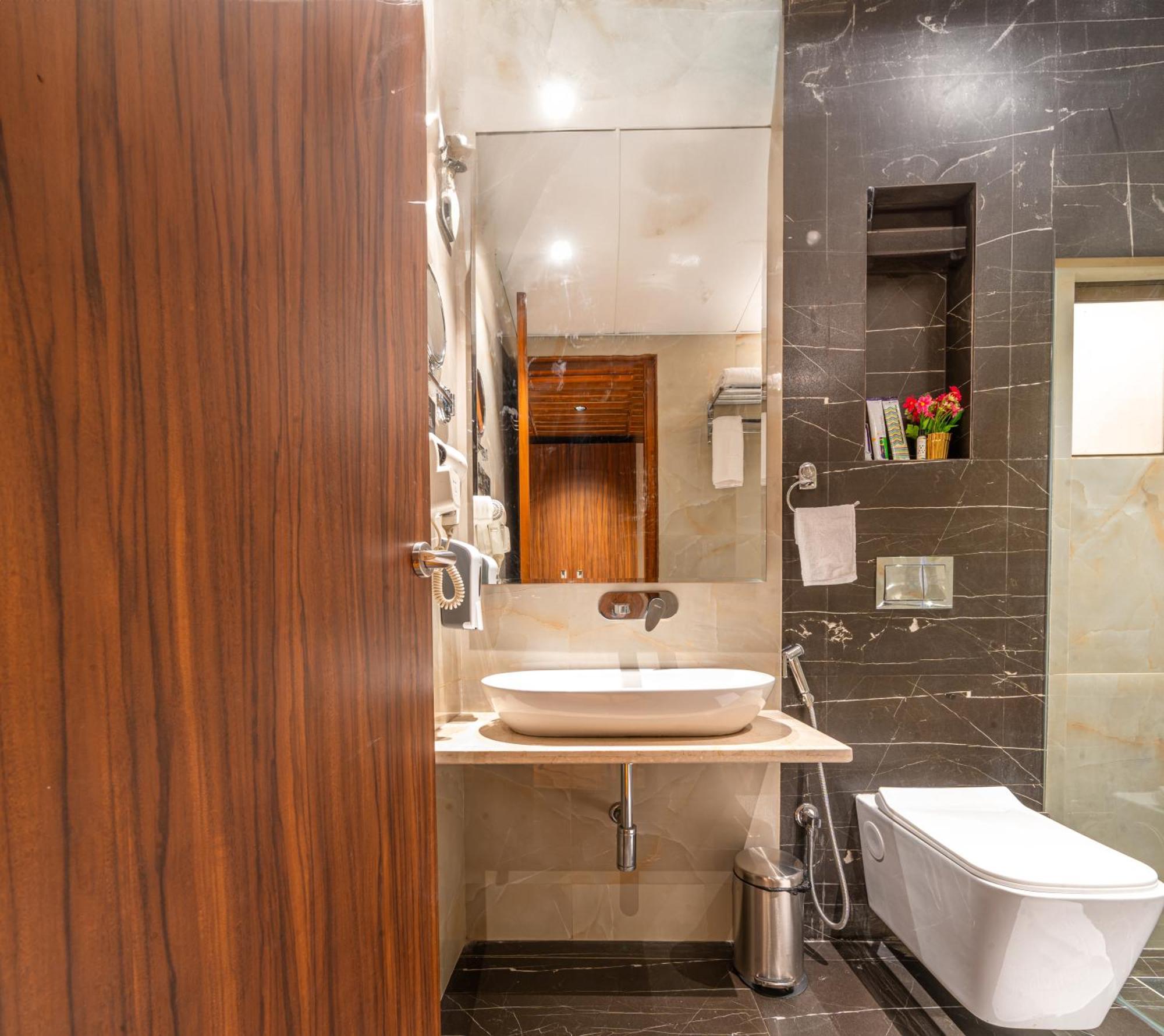 Treebo Premium Heritage Grand -Majiwada ثين المظهر الخارجي الصورة