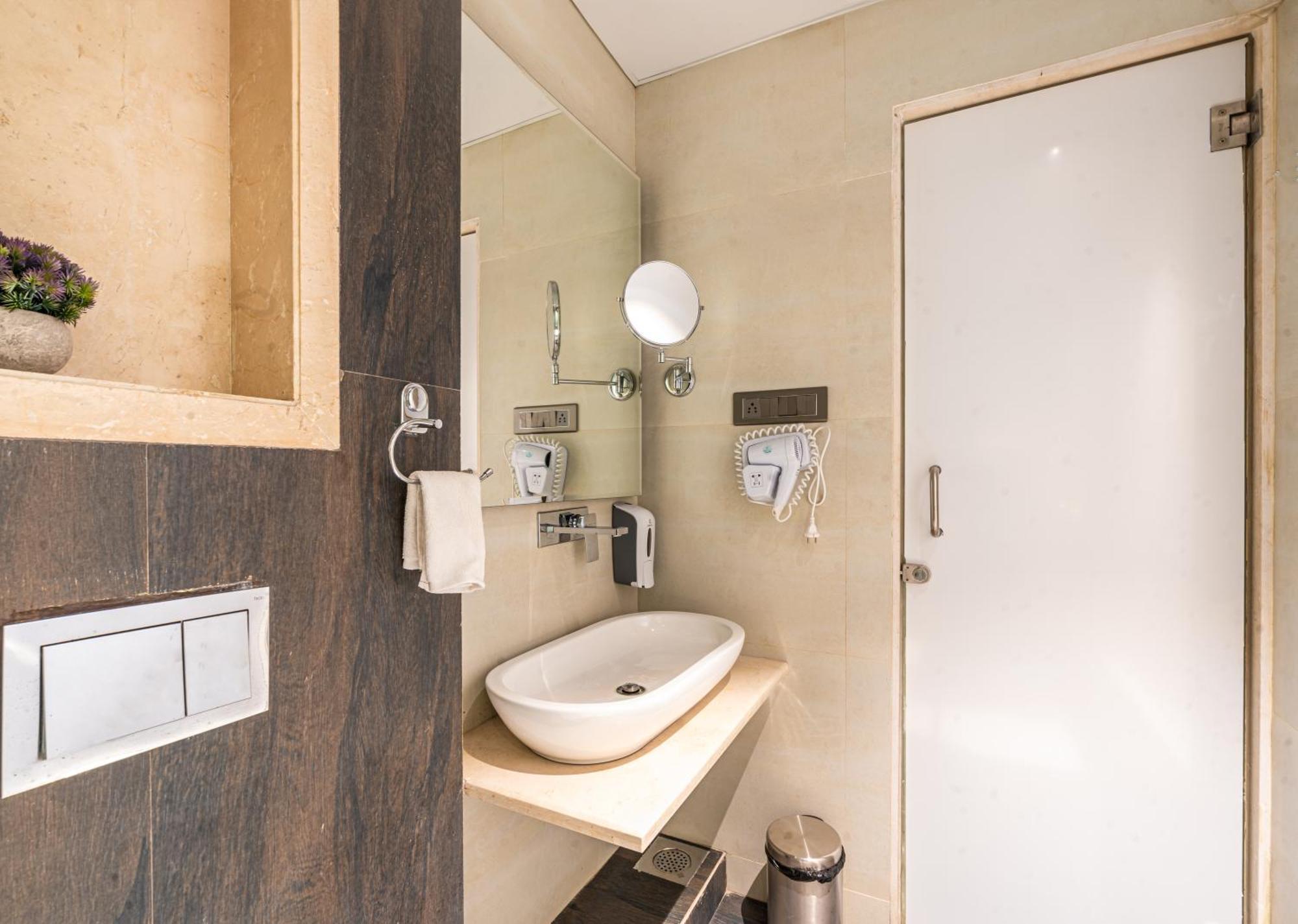 Treebo Premium Heritage Grand -Majiwada ثين المظهر الخارجي الصورة